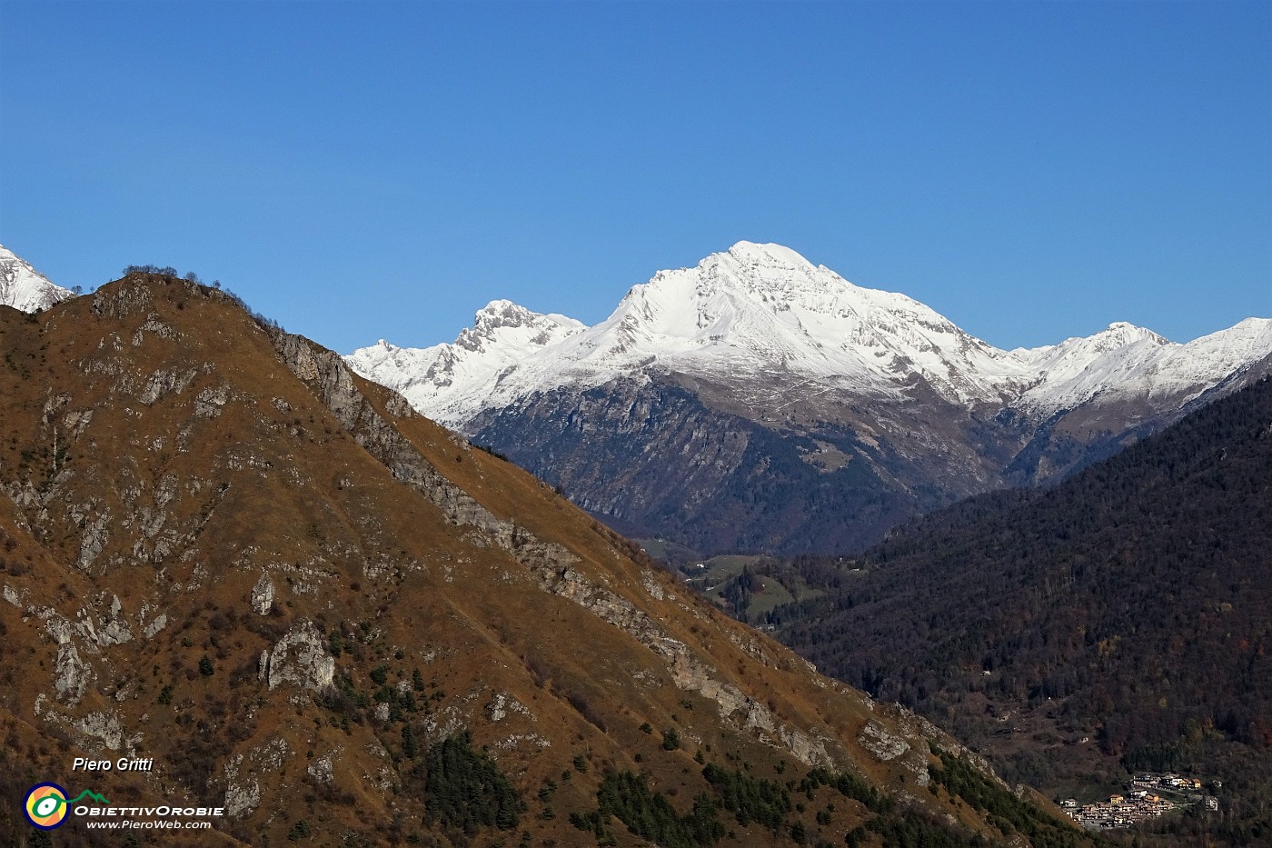 23 Monte Gioco a sx con Arera e Corna Piana innevate.JPG